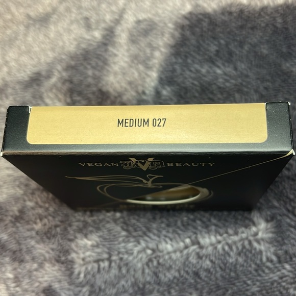 KVD Medium 027 Good Apple Lightweight Full-Coverage Cream Foundation Balm - Picture 6 of 7